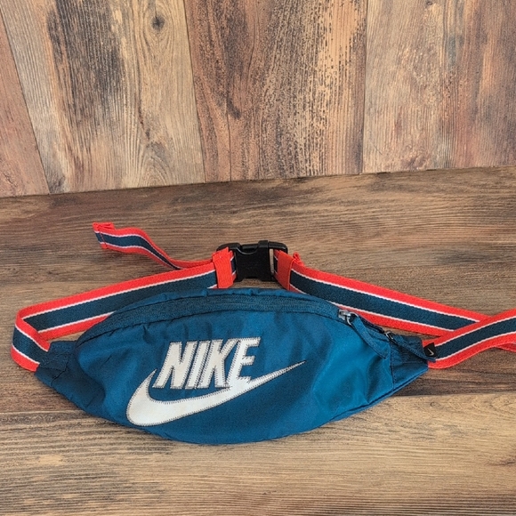 Nike Fannie Pack Belt Bag Waist Adjustable Strap                 M221 - Picture 1 of 10